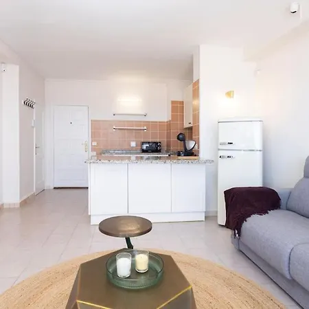 Prime Views Amazing Location Apartment *