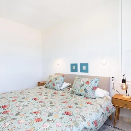 Prime Views Amazing Location Apartment